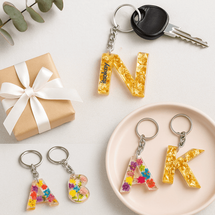 zelfgemaakte sleutelhangers op tafel