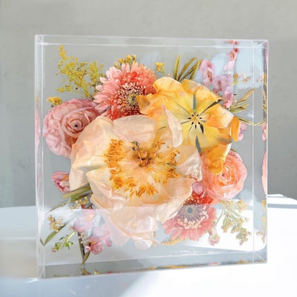 epoxy giethars kunstwerk met droogbloemen gegoten in siliconen mal vierkant